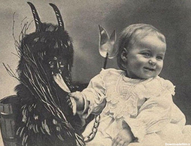 لبخند یک کودک در کنار دیو کرامپوس شاخدار