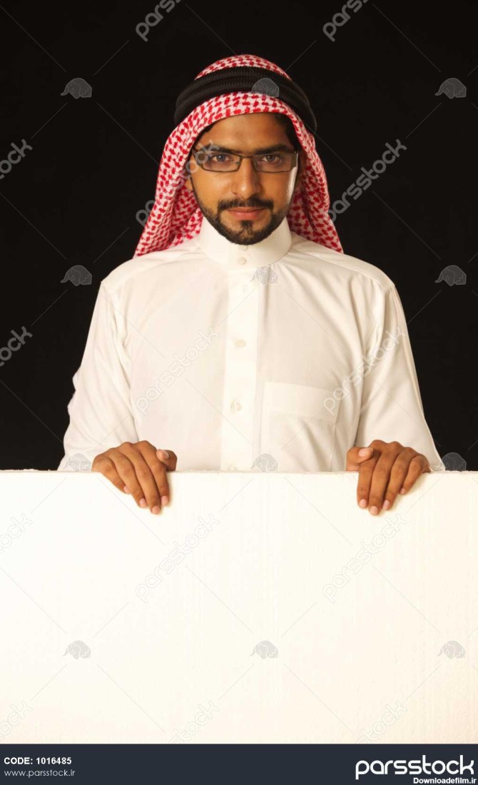 مرد عرب ایستاده با فضای آگهی. 1016485