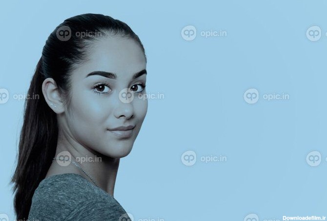 دانلود عکس پرتره چهره زن جوان به رنگ آبی | اوپیک