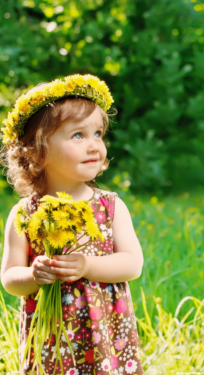 عکس زمینه دختربچه مو طلایی با گ های زرد در دست پس زمینه | والپیپر گرام