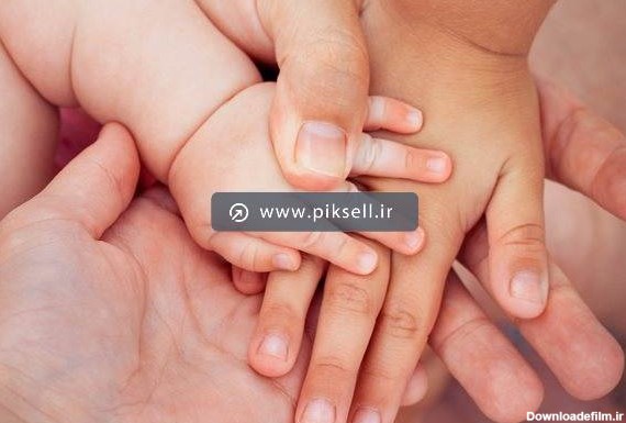 دانلود عکس با کیفیت از دست نوزاد ، کودک و پدر و مادر