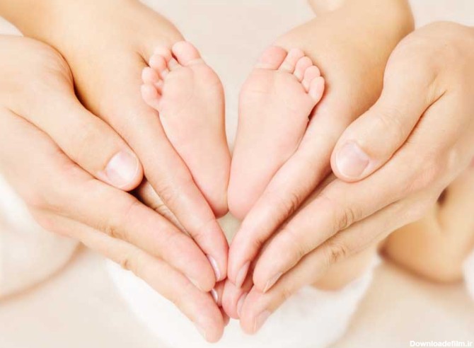 دانلود تصویر باکیفیت پای نوزاد در دستان پدر و مادر | تیک طرح مرجع ...