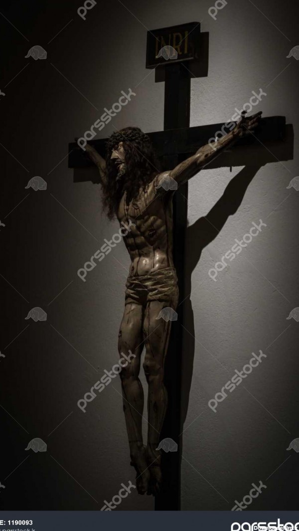 بستن با نور بسیار زیادی در مجسمه عیسی مسیح بر روی صلیب 1190093