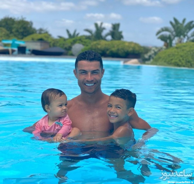 شنا کردن رونالدو با دختر و پسرش در استخر لاکچری اش+عکس