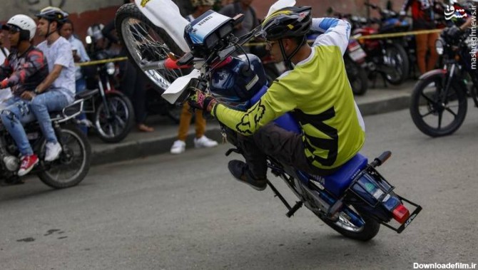 مشرق نیوز - عکس/ حرکات نمایشی موتورسواران در ونزوئلا