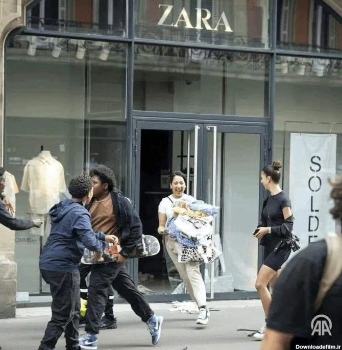خبرآنلاین - عکس | خوشحالی یک دختر در اعتراضات فرانسه پس از سرقت از ...