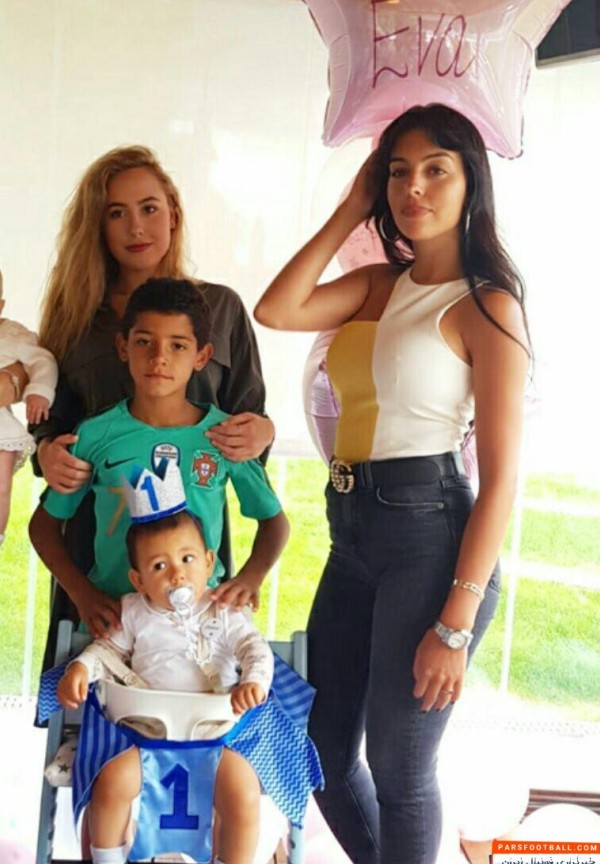 عکس ؛ ژست جالب همسر رونالدو در کنار فرزندانش | تصویری از - پارس فوتبال