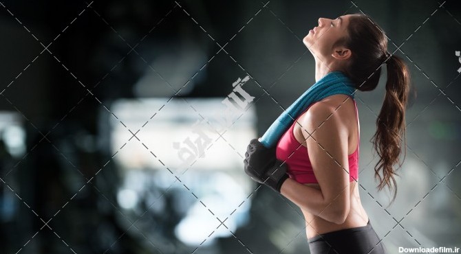 دانلود تصویر با کیفیت زن ورزشکار در سالن های ورزشی