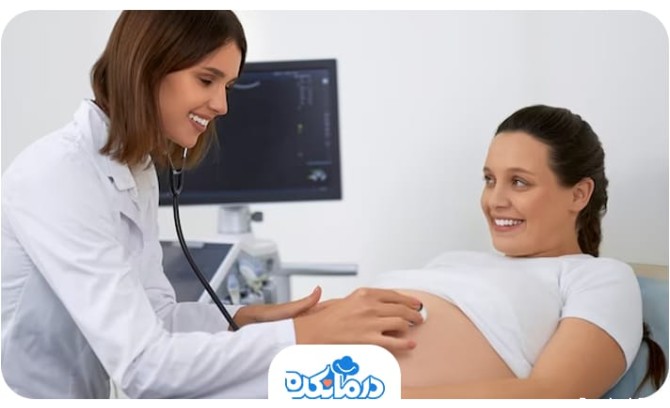 تصویر خانم بارداری که در حال مشاوره با پزشک است.