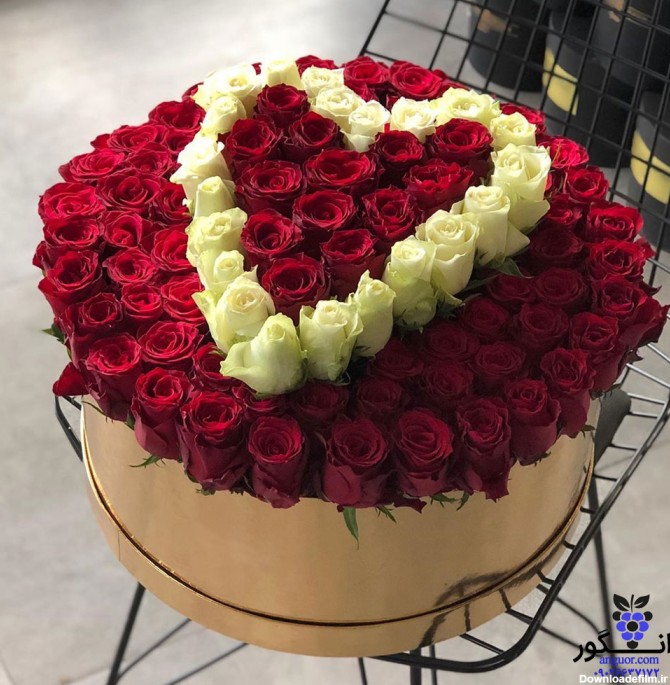 باکس گلد گل رز 130 شاخه به شکل قلب (ترکیب گل رز قرمز و سفید هلندی)