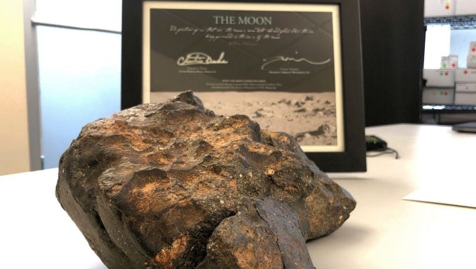 یک قطعه از ماه به ارزش ۲.۵ میلیون دلار در حراجی کریتسی فروخته ...