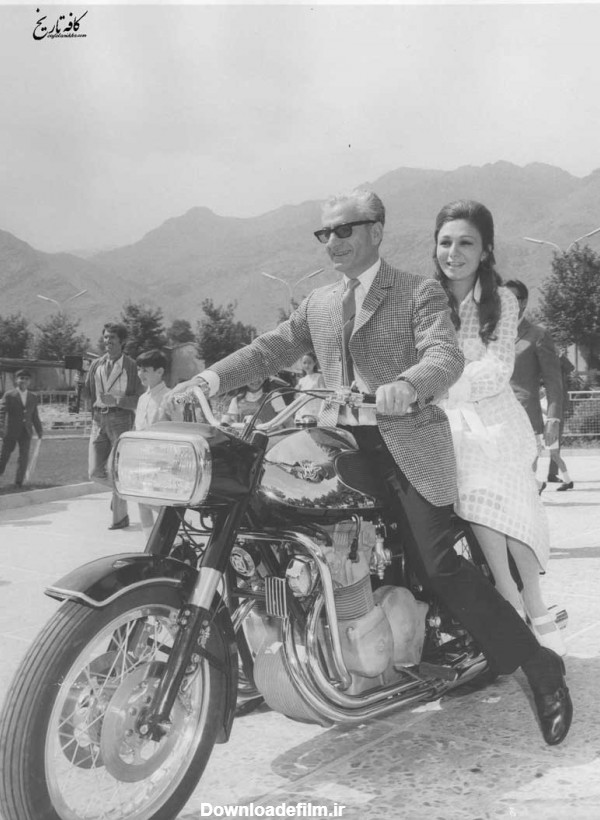 محمدرضا و فرح پهلوی در حال موتور سواری | کافه تاریخ