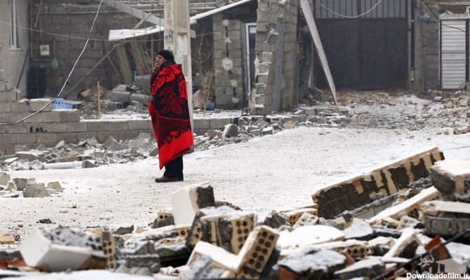 گریه و فغان مادر زلزله زده در خوی از بی خانمانی و سرمای جانسوز +فیلم