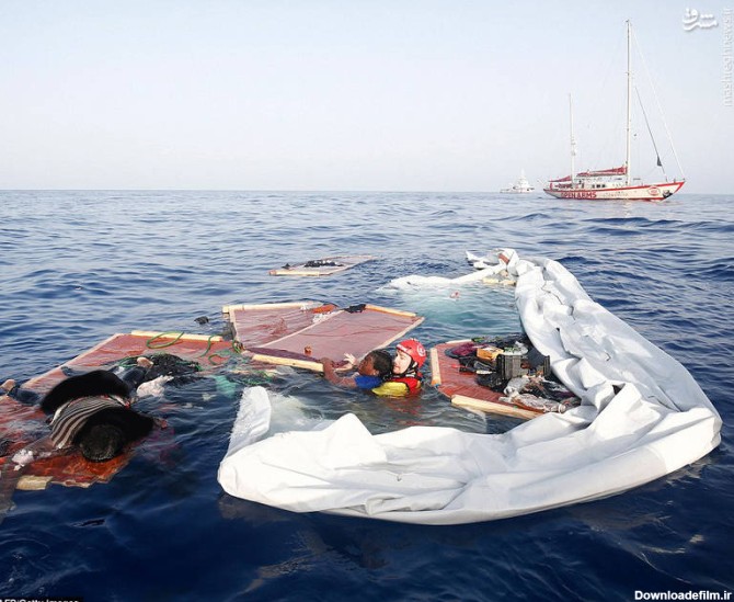 مشرق نیوز - عکس/ نجات یک زن از دریای مدیترانه