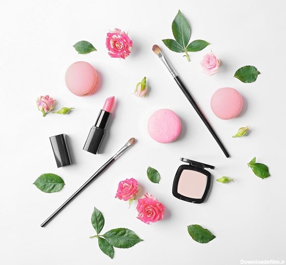تصویر با کیفیت استوک از لوازم آرایش شامل قلم مو ، رژ لب و گلهای زیبا