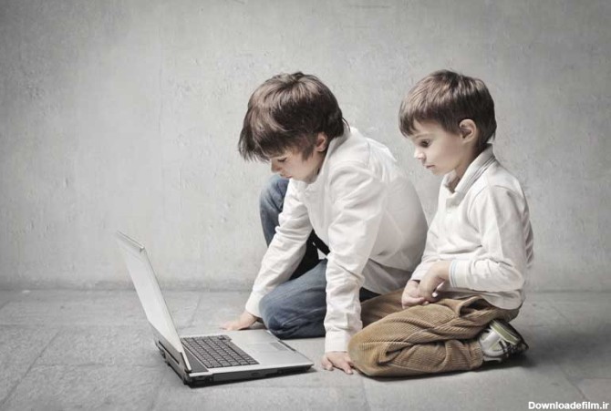 دانلود تصویر باکیفیت دو پسر تنها و یک لپ تاپ