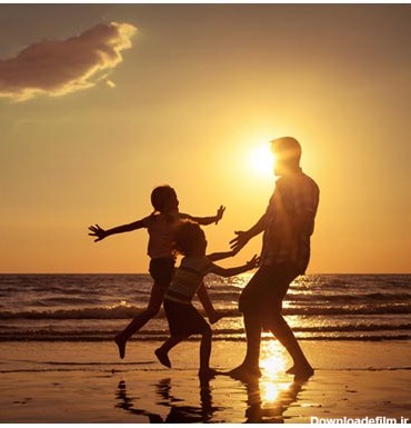 عکس بازی کردن پدر با دو فرزند در ساحل دریا در زمان غروب خورشید
