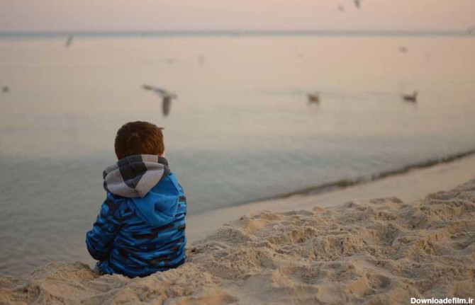 دانلود عکس پسر بچه کنار ساحل | تیک طرح مرجع گرافیک ایران