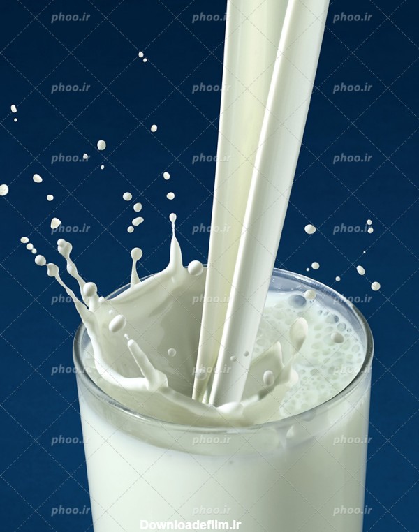 عکس با کیفیت در حال ریختن شیر داخل لیوان و لیوان پر شده از شیر در ...