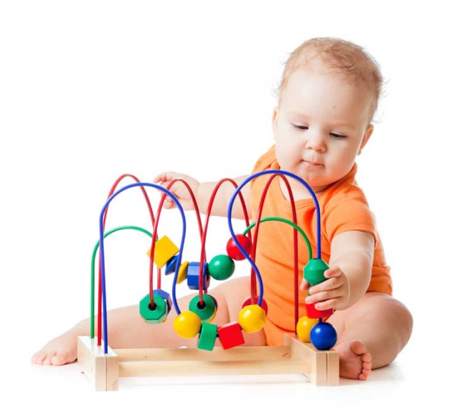 دانلود تصویر باکیفیت نوزاد در حال بازی با مهره های رنگی
