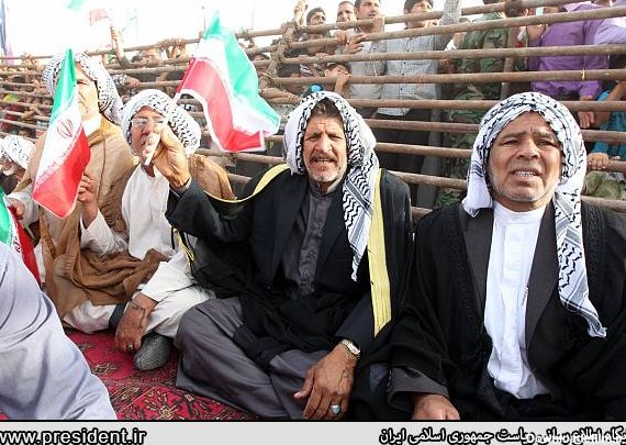 احمدی نژاد با عبا و لباس عربی ! /عکس