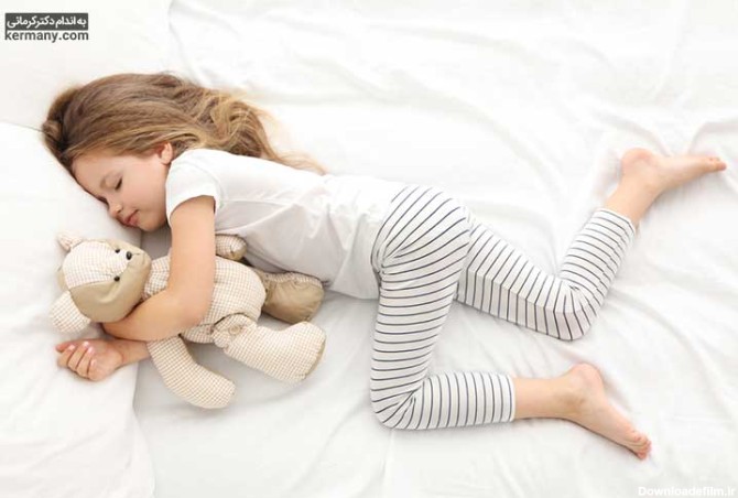 استراحت کافی در زمان‌های مناسب، به کاهش سیاهی دور چشم کودک کمک می‌کند.