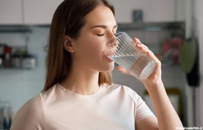 نوشیدن آب فراوان برای کوچک کردن شکم بعد از زایمان