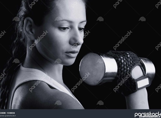 خوشگل جوان زن ورزش با دمبل جدا شده در سیاه و سفید در آبی زنگ 1338834