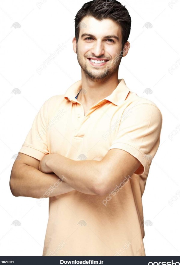 تصویری از یک مرد جوان خوشحال و خندان مقابل پس زمینه سفید 1020361