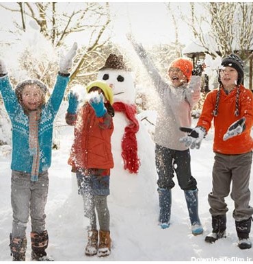 عکس خانواده چهار نفره در حال برف بازی در کنار آدم برفی