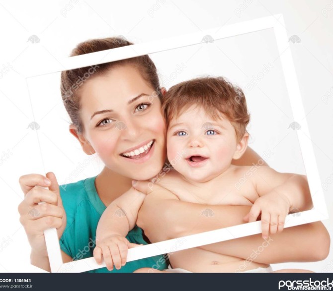 عکس زن جذاب در دست پسر بچه ناز تصویری نزدیک از مادر جوان پسر کوچک ...