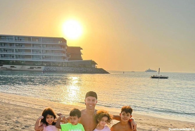 عکس؛ رونالدو و چهار فرزندش در سواحل دبی | فوتبالی