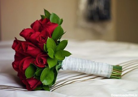 دسته گل عروس با  غنچه رز قرمز