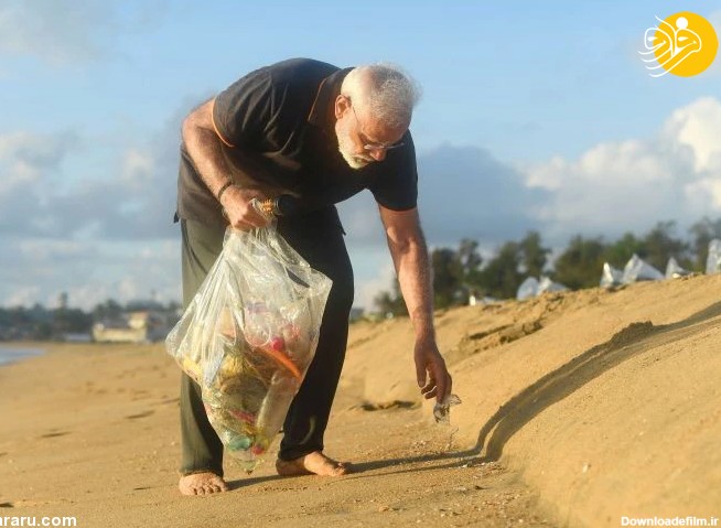 فرارو | (تصاویر) نخست‌وزیر هند درحال جمع آوری زباله‌های ساحل دریا