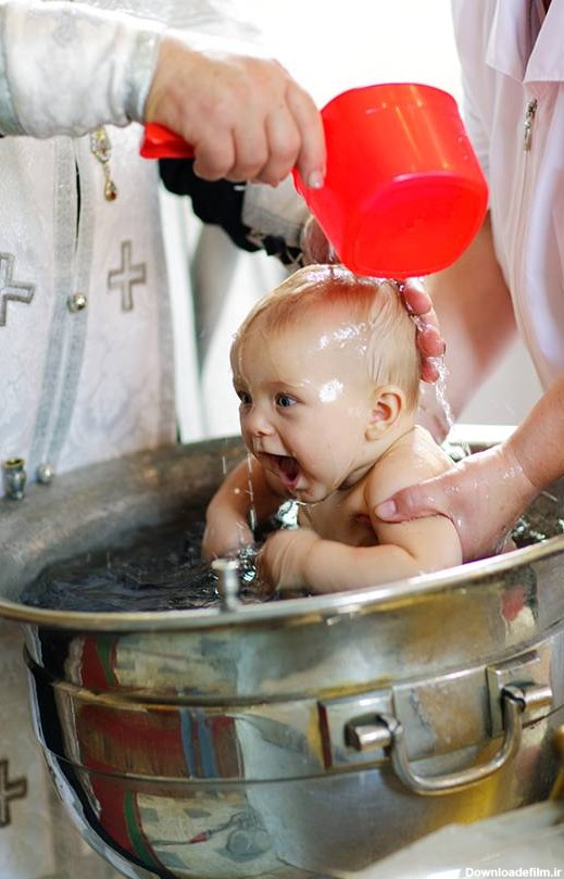 عکس/واکنش جالب کودک به غسل تعمید - جهان نيوز
