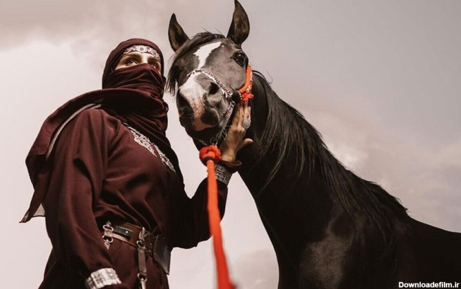فرارو | (ویدئو) زن کماندار و شمشیرباز عربستان سعودی روی اسب