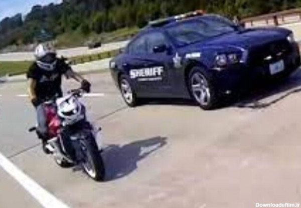 ببینید | خونسردی عجیب موتورسوار تحت تعقیب توسط پلیس در خیابان