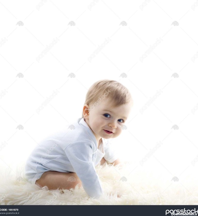 پسر بچه زیبا بر روی زمینه سفید 1051870