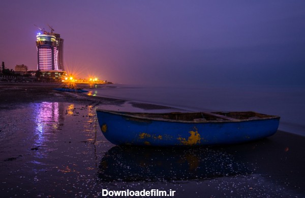 عکس پروفایل شمال ایران لب دریا در شب و قایق چوبی پوسیده