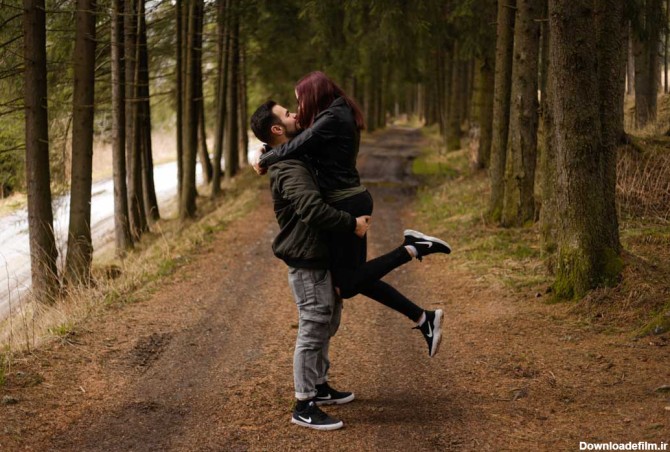 ژست عکاسی عاشقانه پریدن و شلوغ کردن در جنگل