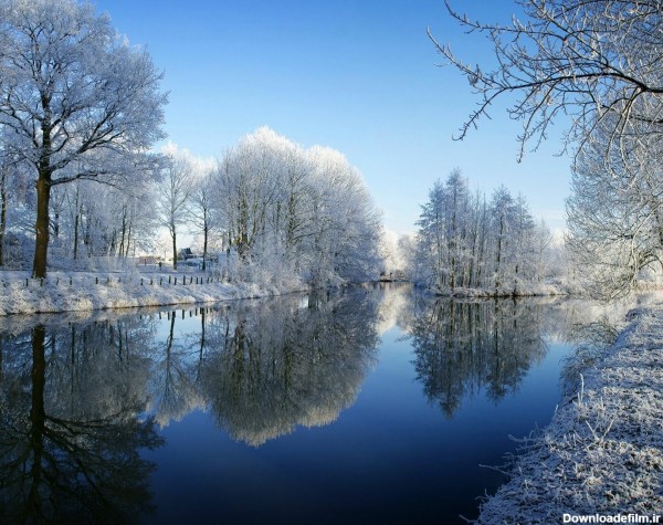 عکس پروفایل زمستانی از طبیعت برفی و بسیار زیبا و رودخانه آرام با درخت های پوشیده از برف