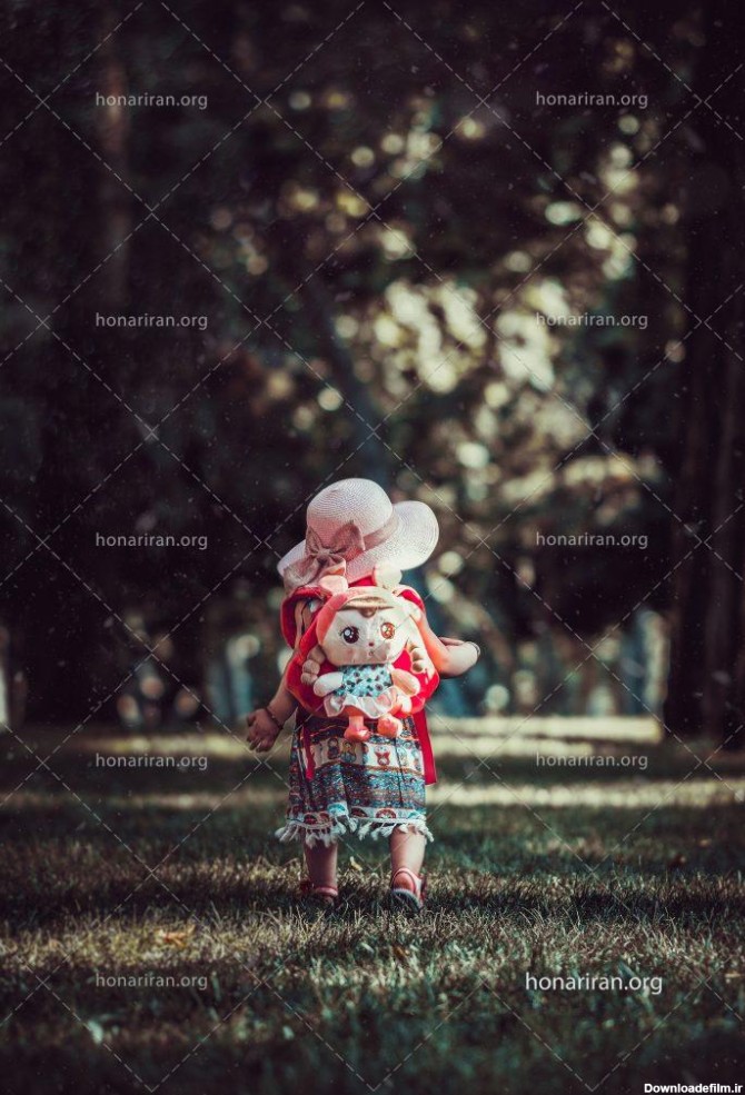 عکس با کیفیت کوله پشتی عروسکی بر ری کول دختر بچه - نمایشگاه هنر ایران