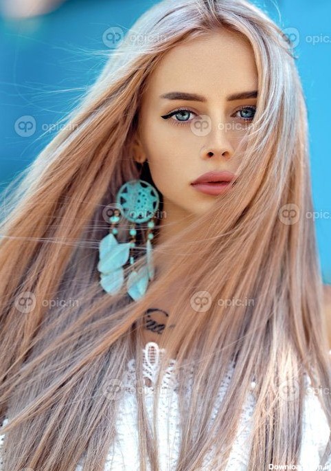 دانلود عکس دختر جوان زیبا با موهای بلند و گوشواره آبی | اوپیک