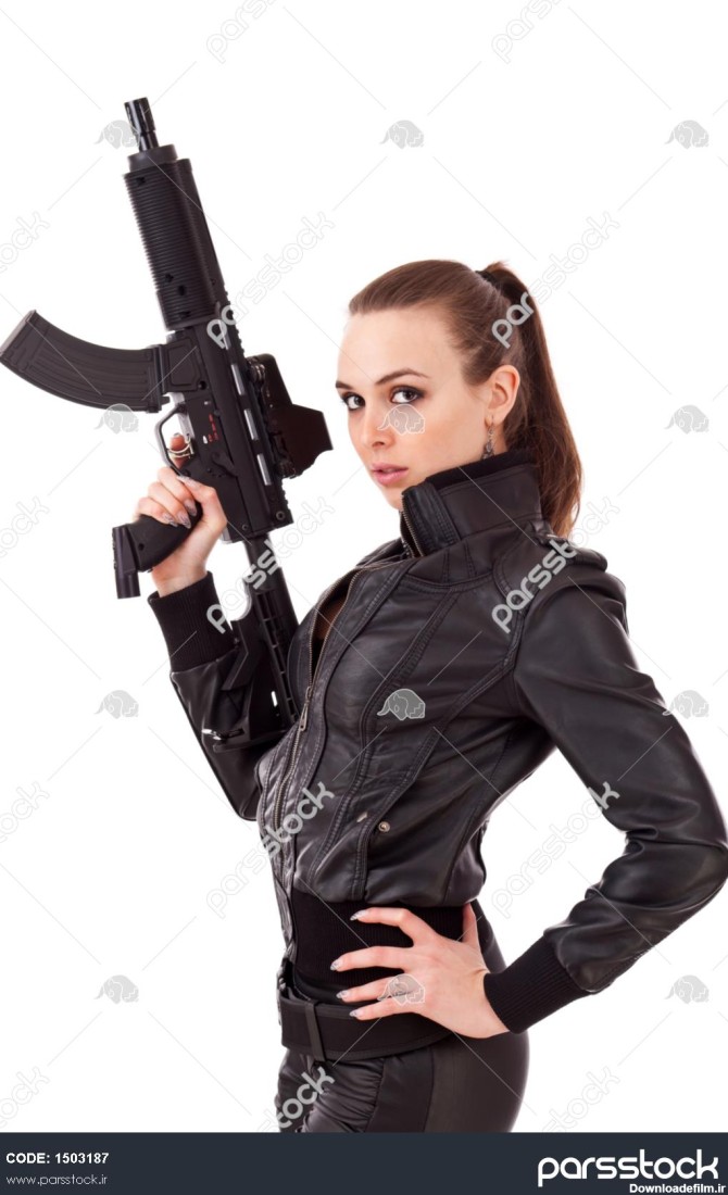 زن جوان با اسلحه در حال نمایش است 1503187