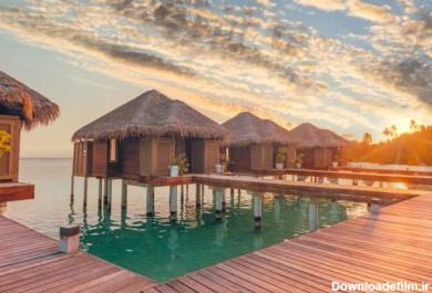 دانلود عکس پانورامای شگفت انگیز غروب خورشید در ویلاهای تفریحی لوکس مالدیو
