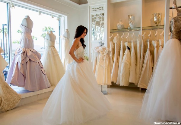 عروس ایستاده در فروشگاه لباس عروس