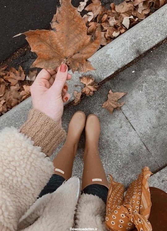 دانلود عکس برگ پاییزی در دست دختر