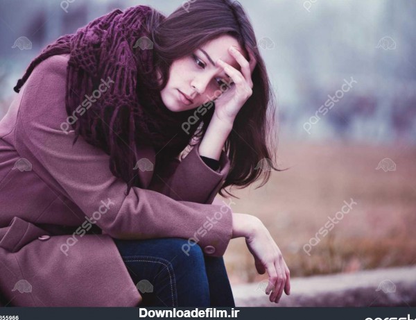 غمگین جوان زن نشسته بیرون از خانه 1355966