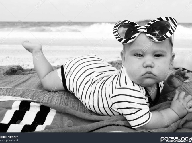 بچه مد در کنار دریا 1059702