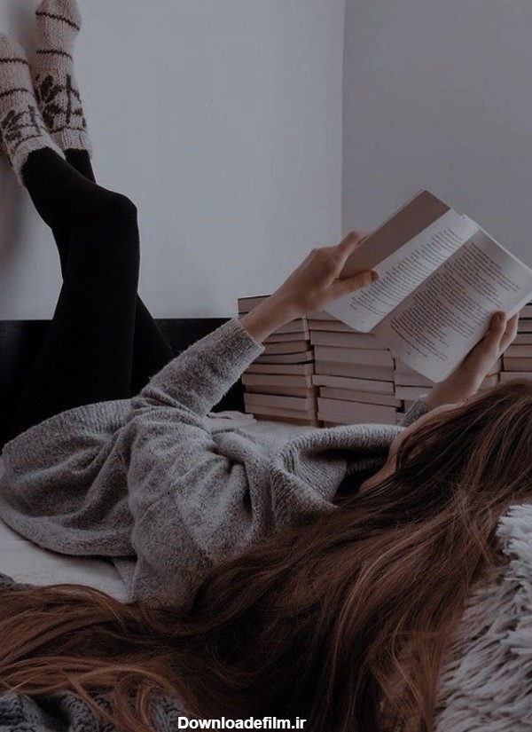 عکس زن در حال کتاب خواندن